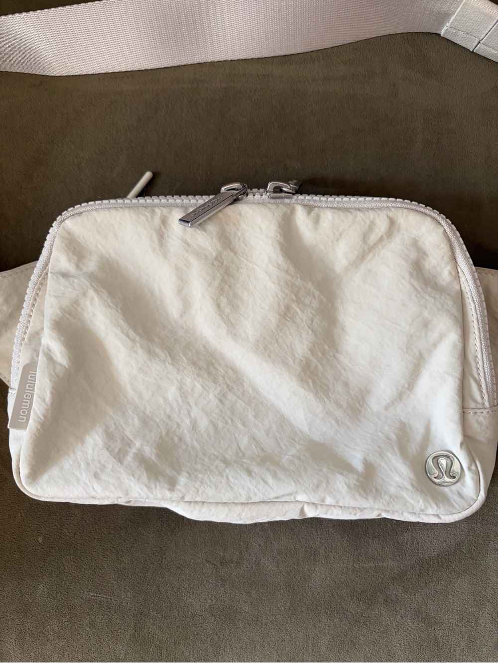lululemon athletica Everywhere Belt Bag - Light Ivory with Silver Hardware - Picture 4 of 8